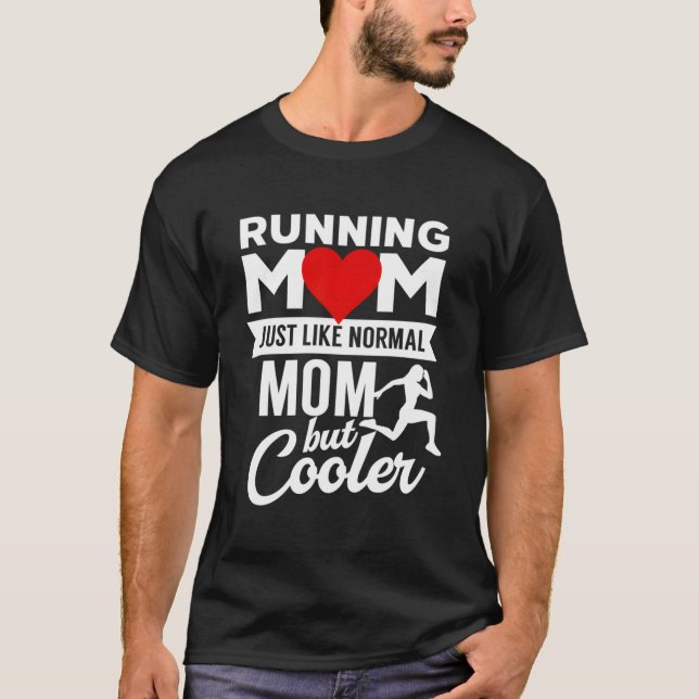 Camiseta Correndo Mãe Como Uma Mãe Normal Mas Mais Fria (Frente)