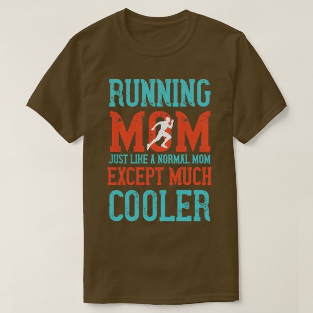 Camiseta Correndo Mamãe Como Uma Mãe Normal, Exceto Muito C (Frente do Design)