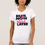 Camiseta Correr Agora Vinho Mais Tarde<br><div class="desc">Camisa de excelente para vestir na academia,  na pista,  ou numa corrida de treinamento com amigos. Ria,  inspire,  mova! Corra Agora,  Vinho Depois! Pegue um para você e um amigo!</div>