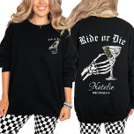 Camiseta Correr Ou Morrer Até Morrer Festejamos Bachelorrei<br><div class="desc">Celebre o seu lado selvagem com a Camisa Ride ou Morrer até a Morte Do Nós Partirmos Bachelorette Crewneck Sweatshirt, a melhor escolha para uma cajinha de bachelorette gótica. Apresentando uma mão ousada de esqueleto segurando um vidro martini, esta camisola caseira personalizada de damas de honra mistura perfeitamente víboras assustadoras...</div>