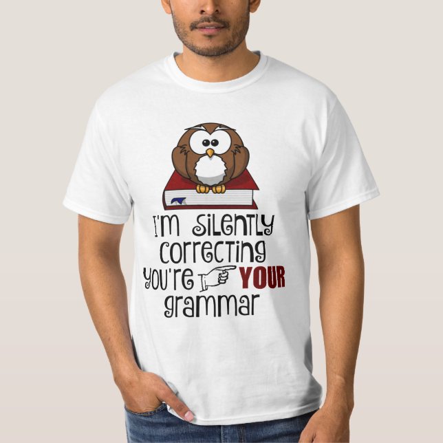 Camiseta Corrigindo Silentemente Sua Gramática Coruja Sarcá (Frente)