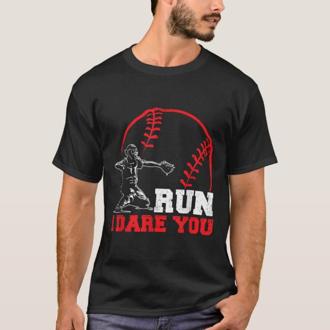 Camiseta Corro Eu Desafio Você Placa Divertida de Beisebol  (Frente)