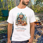 Camiseta Corte de Campanha Feliz Personalizado<br><div class="desc">Urso de acampamento bonito combinando camisas familiares perfeitas para suas próximas férias familiares! Quer você vá a uma viagem de verão ou a uma aventura de acampamento, nossas camisas combinando com um design de urso de aquarela fofo farão sua viagem ainda mais na moda e diversão. A design apresenta ursos...</div>