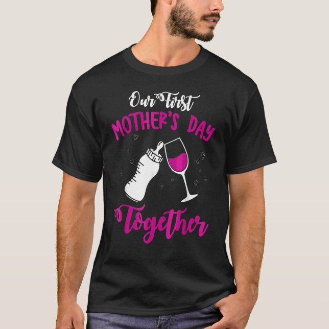 Camiseta Corte nosso primeiro Dia de as mães junto com leit (Frente)
