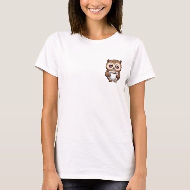 Camiseta Coruja de desenho animado cansada segurando caneca (Frente)