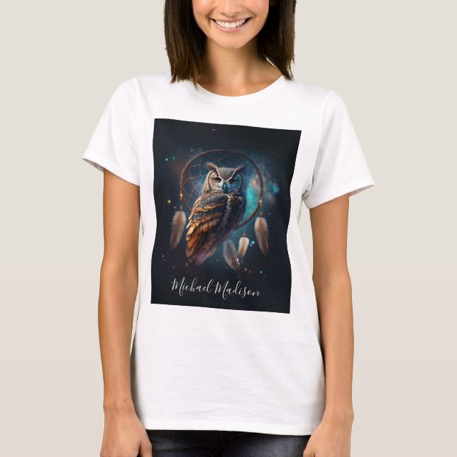 Camiseta Coruja Espacial Mística com Arte de Apanhador de S (Frente)