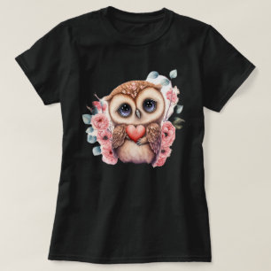 Camiseta Coruja Fofa Segurando Coração com Flores Coloridas