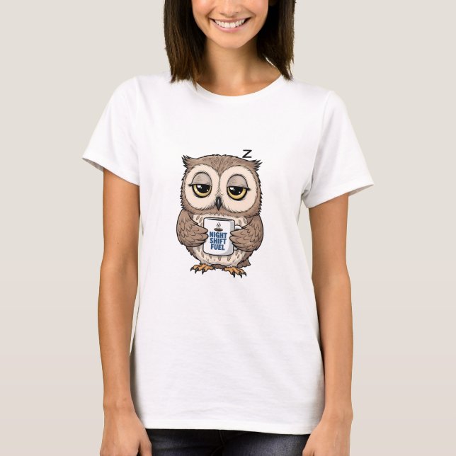 Camiseta Coruja Marrom Sonolenta Segurando um Café Combustí (Frente)