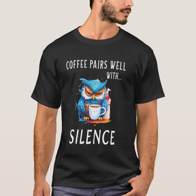 Camiseta Coruja Sábia Café Combina Bem com Silêncio (Frente)