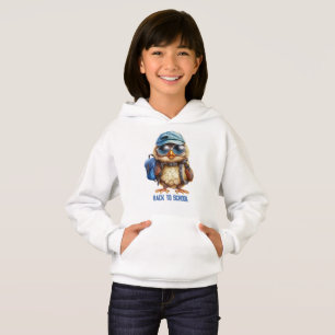 Camiseta Coruja Sábia com mochila azul, chapéus e um óculos