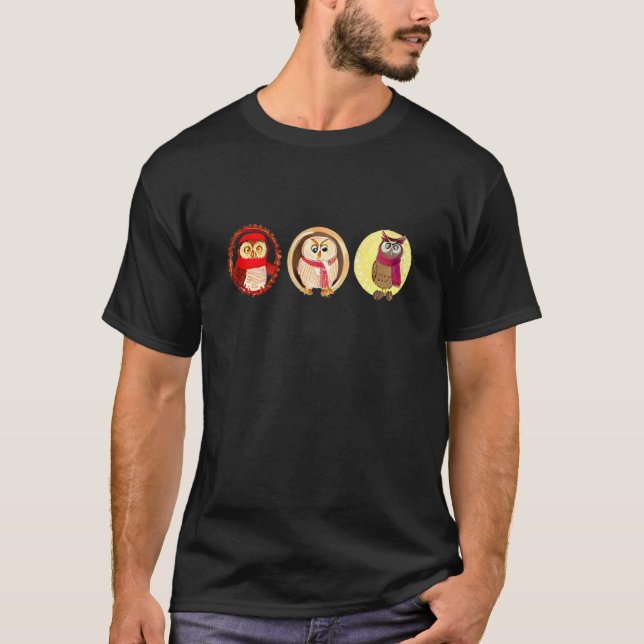 Camiseta Corujas Adoráveis Usando Cachecóis Coruja (Frente)