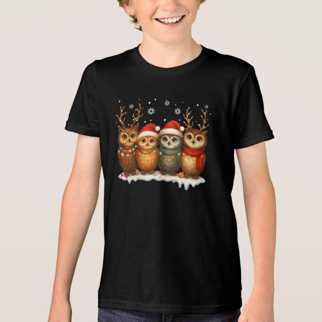 Camiseta Corujas de Natal Fofas com Chapéus de Papai Noel e (Frente)