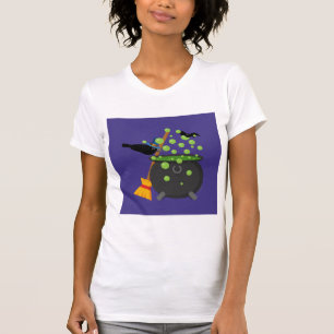 Camiseta Corvo de Bruxa Fofa Olhando Para Uma Caldeira Ferv