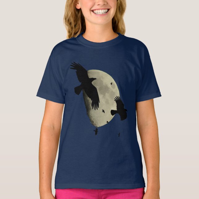 Camiseta Corvos em Voo Silhuetados Contra uma Grande Lua (Frente)