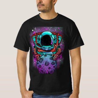 Camiseta "Cosmic Voyager Tee - Astronauta e Lua Retro Sci-F