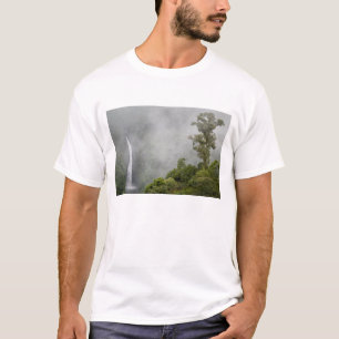 Camiseta Costa Rica, floresta em nuvens em montanhas perto 