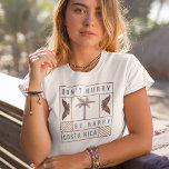 Camiseta Costa Rica não se apresse a ser feliz Souvenir<br><div class="desc">Adote o estilo de vida 'Pura Vida' com nossa Costa Rica Não se apresse a ser feliz camiseta de Souvenir! Apresentando a frase divertida,  mas profunda,  "Não se apresse a ser feliz" em meio a vibrantes motivos tropicais,  esta árvore captura a essência da vibração do retorno.</div>