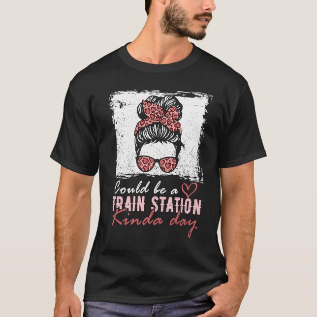 Camiseta Could Be A Train Station Kinda Day Messy Bun   5 (Frente)
