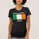 Camiseta County Monaghan, Irlanda com bandeira irlandesa<br><div class="desc">County Monaghan, Irlanda com bandeira irlandesa. O Condado de Monaghan situa-se na província de Ulster e situa-se na região fronteiriça. Após a Guerra da Independência da Irlanda, o Condado de Monaghan decidiu aderir ao Estado Livre da Irlanda em vez da Irlanda Norte. As baronias no Condado de Monaghan incluem Cremorne,...</div>