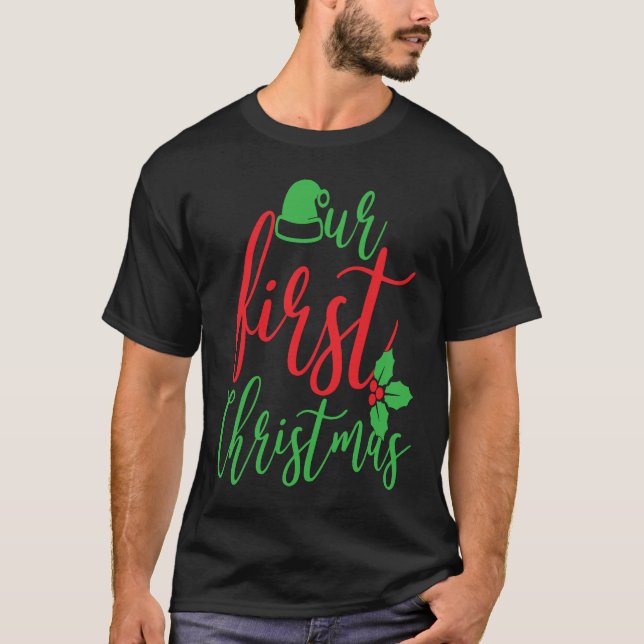 Camiseta Couple Wife Husband Our First Christmas 2022 (Frente)
