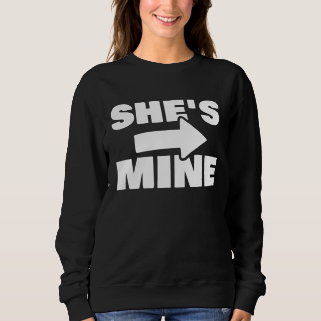 Camiseta Couples Matching She s Mine Boyfriend Girlfriend (Frente)