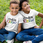 Camiseta Cousin Crew<br><div class="desc">Vestir os miúdos a combinar as T-shirts do 'Crianças Primos' e mostrar o quanto toda a tua família gosta de passar tempo juntos! Quer seja uma noite de jogo, férias, ou até mesmo um dia normal, estas T-shirts são a forma perfeita de mostrar ao mundo o quanto a sua família...</div>