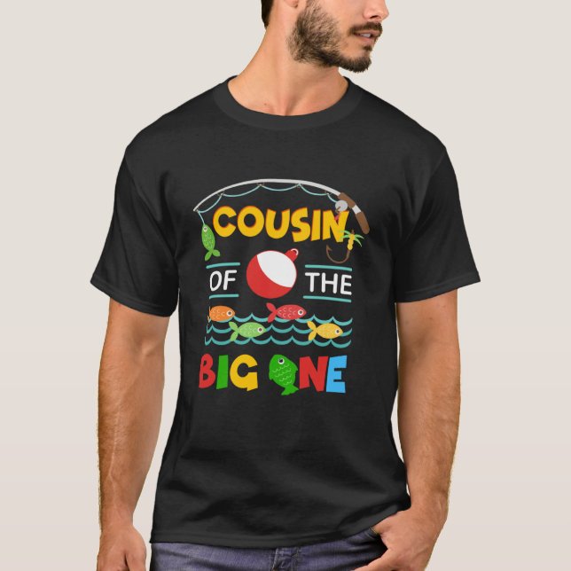 Camiseta Cousin of The Big One  Fishing Cousin Brother 1st  (Frente)