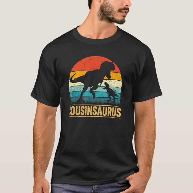 Camiseta Cousin Saurus Rex Dinosaur Cousinsaurus Matando F (Frente)