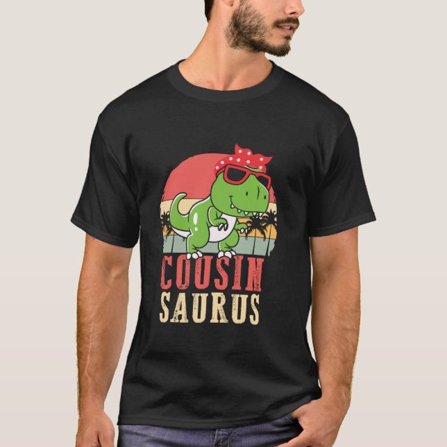 Camiseta Cousinsaurus Funny Dinosaur Dino T Rex Cousin Adul (Frente)