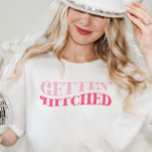 Camiseta Cowgirl rosa ganhando Festa de solteira amassada<br><div class="desc">Esta design apresenta uma redação retrorreflectora que diz: "Chegando a Atingido". Perfeito para celebrar o Último Disco da Noiva ou Último Rodeio! Veja a coleção inteira para mais itens correspondentes!</div>