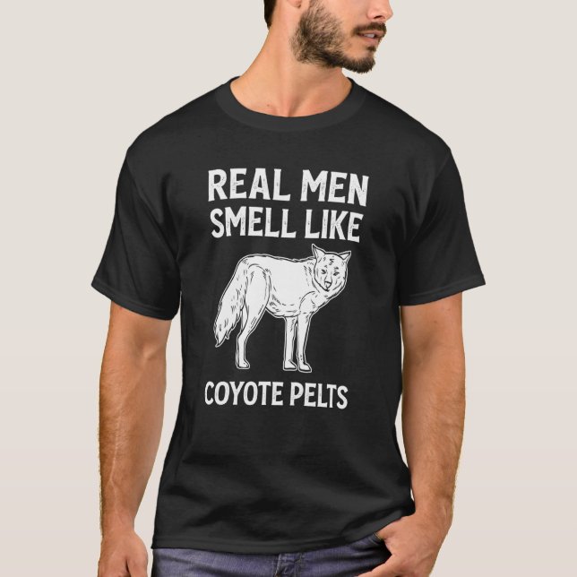Camiseta Coyote Real Men Smell Like Coyote Pelts Coyote Hun (Frente)