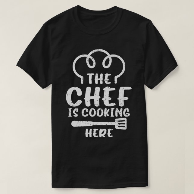 Camiseta Cozinhar De Comida De Chef O Chef É Cozinhar Aqui (Frente do Design)