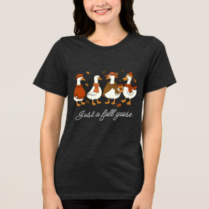 Camiseta Cozy Autumn Geese - Fall Season Animal Illustratio