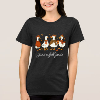Camiseta Cozy Autumn Geese - Fall Season Animal Illustratio