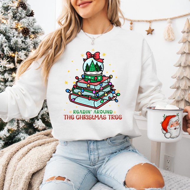 Camiseta Cozy Book Lover Readin' Around the Christmas Tree  (Criador carregado)