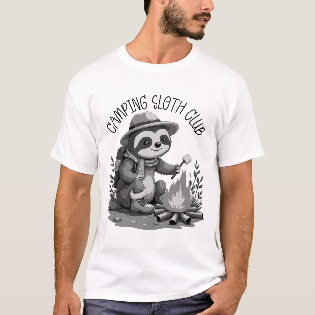 Camiseta Cozy Camping Sloth Roasting Marshmallow Adventure (Frente)