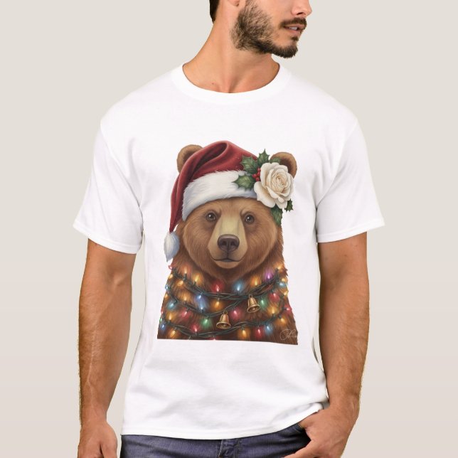 Camiseta Cozy Christmas Bear | Warm Lights & Winter Magic  (Frente)