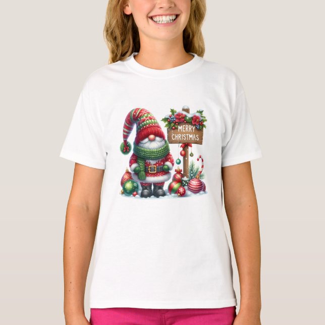 Camiseta Cozy Christmas Gnome Art – Festive Holiday (Frente)