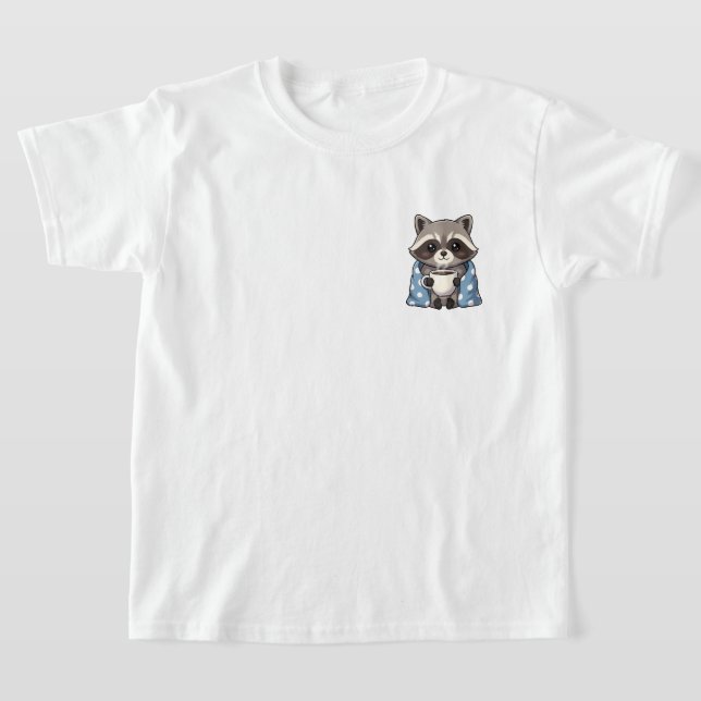 Camiseta Cozy Cute Raccoon Wrapped in Polka Dot Blanket (Postura )