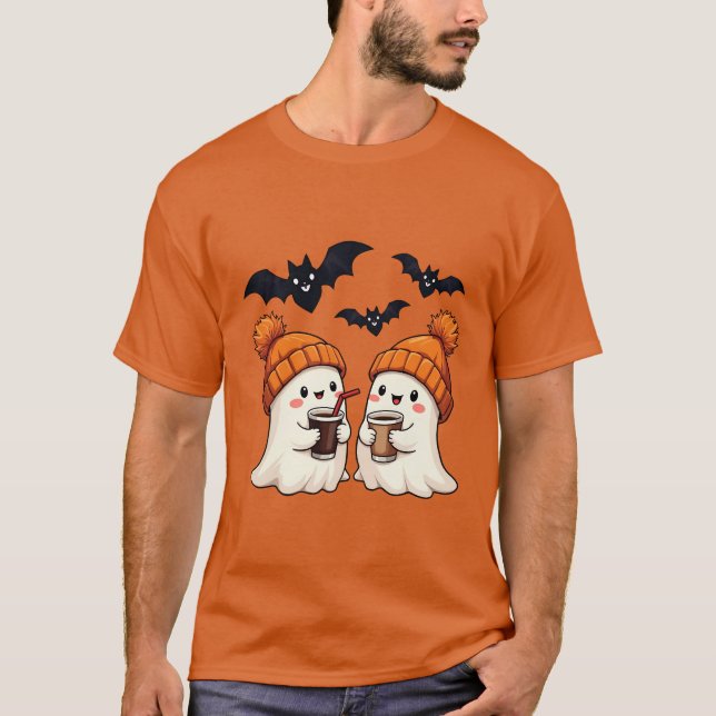 Camiseta Cozy Ghosts Bebendo Café Halloween (Frente)