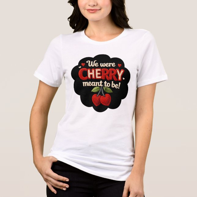 Camiseta Cozy knitted-style typography and adorable cherry  (Frente)