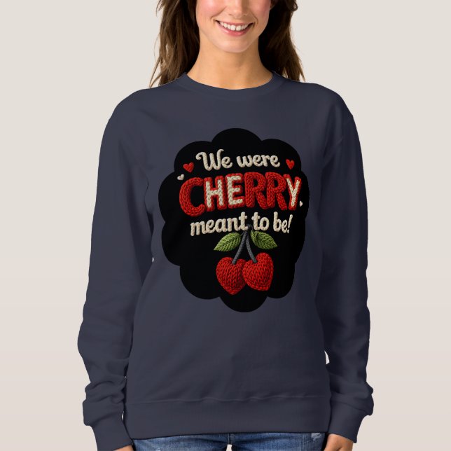 Camiseta Cozy knitted-style typography and adorable cherry (Frente)