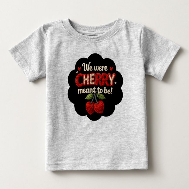 Camiseta Cozy knitted-style typography and adorable cherry  (Frente)