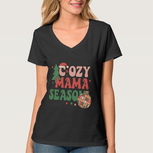 Camiseta Cozy Mama Season Retro Christmas Art (Frente)