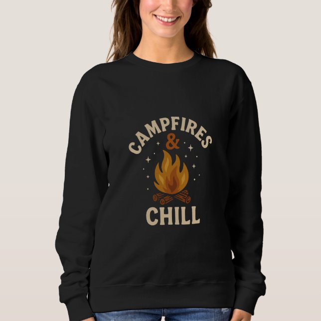 Camiseta Cozy Outdoor Campfire & Chill Sweshirt (Frente)
