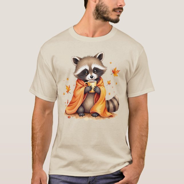Camiseta Cozy Raccoon em Bebendo de cobertor (Frente)