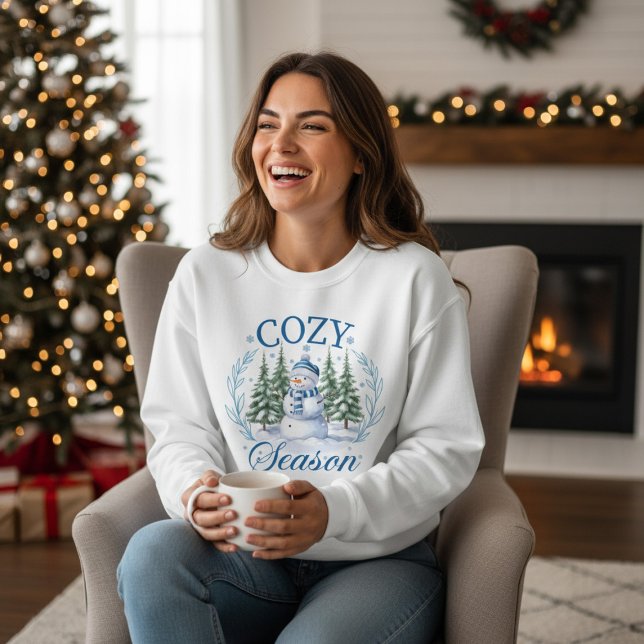 Camiseta Cozy Season Cute Snowman Winter Christmas Trees (Criador carregado)
