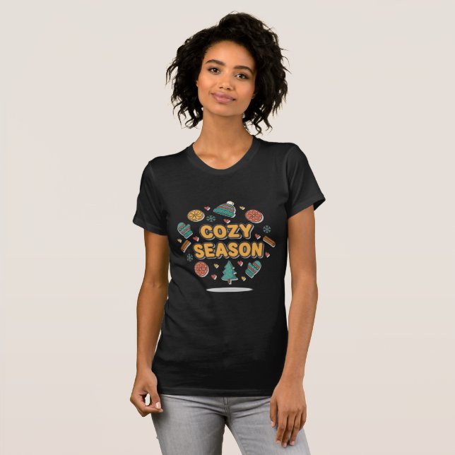 Camiseta Cozy Season Holiday Elements – Style B (Frente Completa)