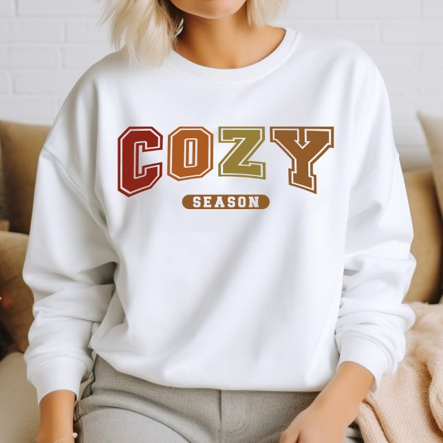 Camiseta Cozy Season Trendy Fall Varsity Sweatshirt (Criador carregado)