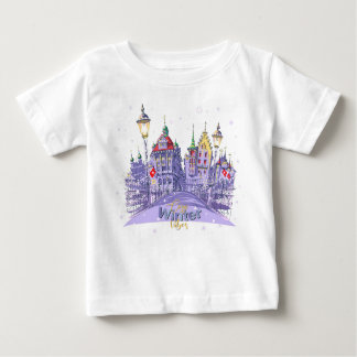 Camiseta Cozy Winter City Illustration with Snowy Night